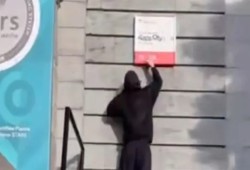 طلبة يضعون أسماء قرى فلسطينية على مباني جامعة بكندا تضامنا مع غزة