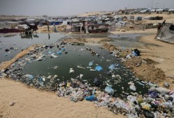 تسرب مياه الصرف الصحي ينذر بانتشار الأوبئة في غزة