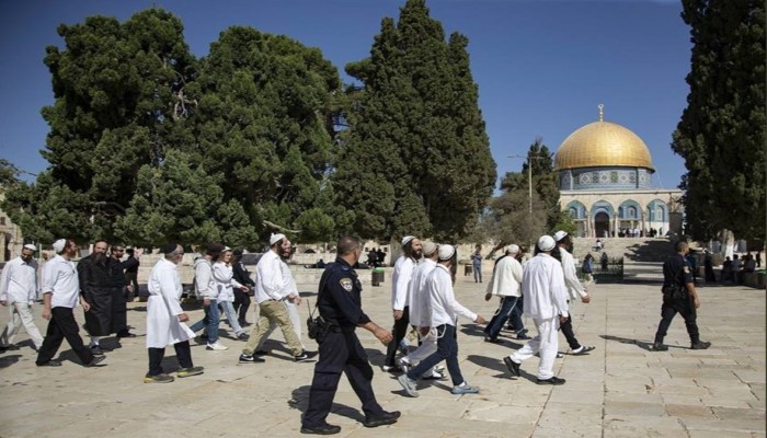 عشرات المستوطنين الصهاينة يقتحمون باحات المسجد الأقصى