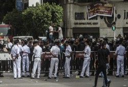 شرطة الانقلاب تعتقل موظفين حاولوا تنظيم وقفة على سلم نقابة الصحفيين