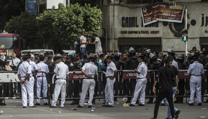 شرطة الانقلاب تعتقل موظفين حاولوا تنظيم وقفة على سلم نقابة الصحفيين