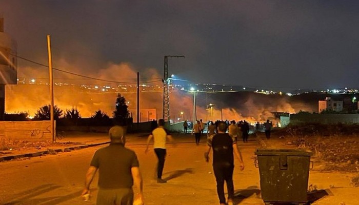 مستوطنون صهاينة يهاجمون قرية قصرة ويضرمون النار في ممتلكات الفلسطينيين