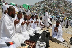 حجاج بيت الله الحرام  يتوافدون إلى عرفات لأداء الركن الأعظم