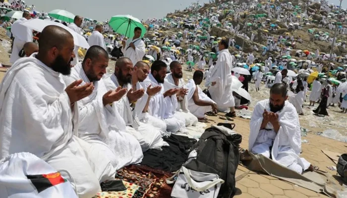 حجاج بيت الله الحرام  يتوافدون إلى عرفات لأداء الركن الأعظم