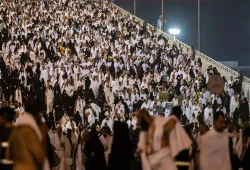 حجاج بيت الله الحرام يفدون إلى منى لرمي جمرة العقبة