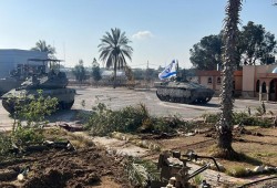 جيش الاحتلال يحرق ويجرف معبر رفح بشكل كامل