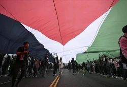 متظاهرون يصعدون سطح البرلمان الأسترالي للتنديد بالعدوان على غزة