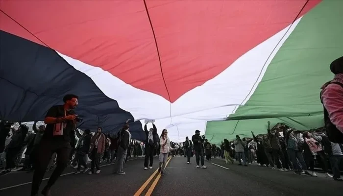 متظاهرون يصعدون سطح البرلمان الأسترالي للتنديد بالعدوان على غزة