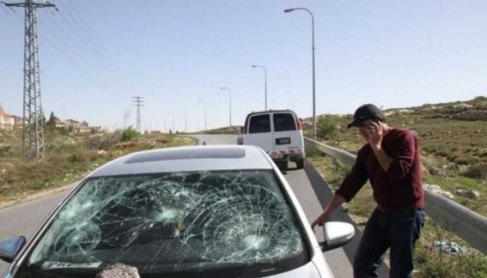 مستوطنون صهاينة يهاجمون مركبات فلسطينية في نابلس