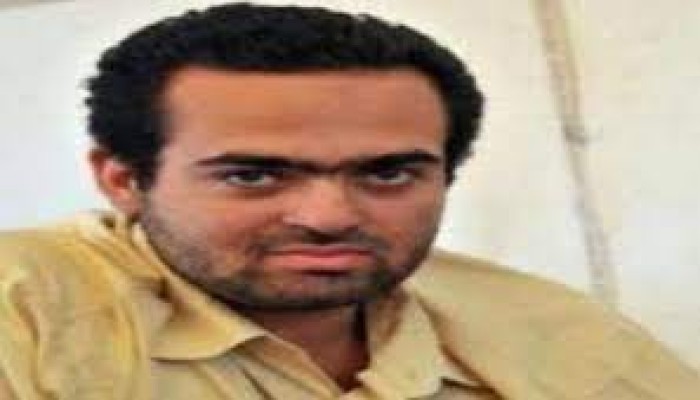 الناشط محمد عادل يضرب عن الطعام بسجون الانقلاب