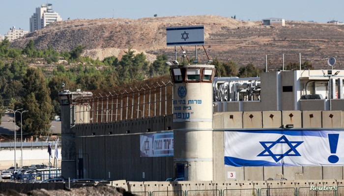 أسرى عوفر يكشفون جانبا من الإجرام الصهيوني بحقهم