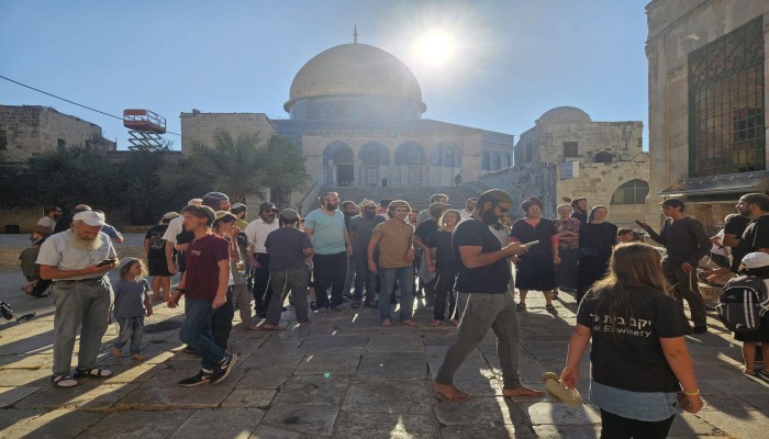 الإرهابيان بن غفير وفاسرلوف وأكثر من ألفي مستوطن يقتحمون الأقصى