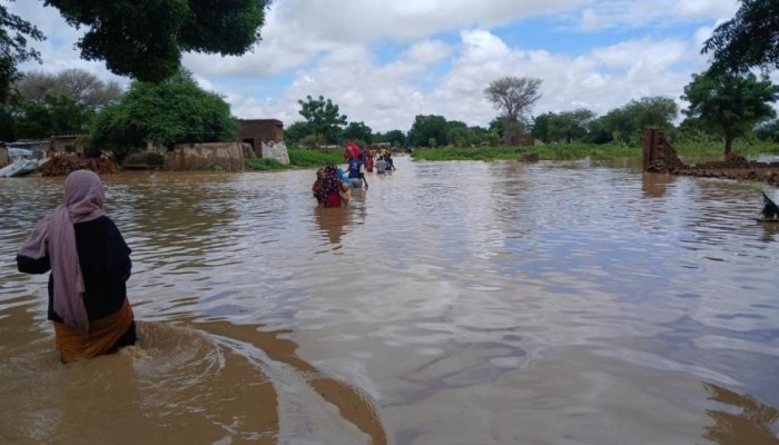 سيول السودان تهجّر 117 ألفاً بجانب معاناة الحرب والكوليرا