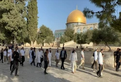 مئات الصهاينة يدنسون المسجد الأقصى تحت حماية قوات الاحتلال