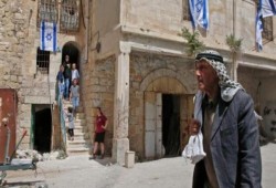 صهاينة يستولون على منزل فلسطيني في بلدة الطور شرقي القدس