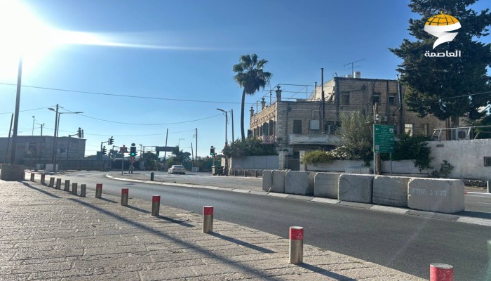 الاحتلال يغلق مداخل مدينة القدس وضواحيها بالكتل الإسمنتية