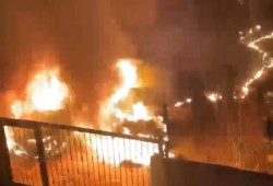 مستوطنون صهاينة يحرقون مركبات لفلسطينيين شمال رام الله