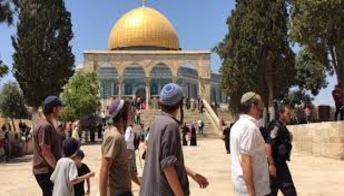 عشرات الصهاينة يدنسون الأقصى.. ودعوات للرباط والتصدي لمخططات التهويد