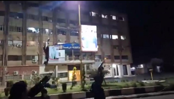 قوات الثورة السورية تسيطر على درعا وانسحاب كامل لجيش بشار