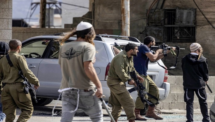 صهاينة يحرقون أراضي فلسطينيين بمدينة البيرة ومنزلا في نابلس