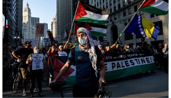مسيرة في شيكاغو تطالب بحظر بيع الأسلحة للاحتلال الصهيوني