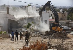 جرافات الاحتلال تهدم مبنى في ضاحية السلام بالقدس