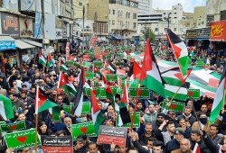 حماس تدعو لتصعيد الحراك الجماهيري ضد الإبادة باحتفالات أعياد الميلاد