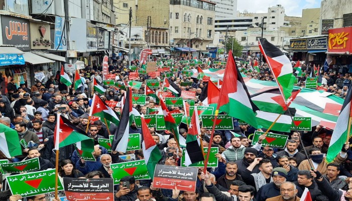 حماس تدعو لتصعيد الحراك الجماهيري ضد الإبادة باحتفالات أعياد الميلاد
