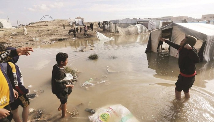 الأمطار تغمر أكثر من 1500 خيمة في قطاع غزة