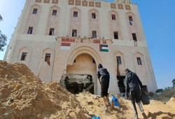 مشاهد مأساوية يعيشها المحاصرون داخل المستشفى الإندونيسي بغزة