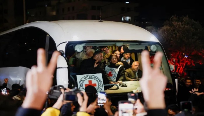 المقاومة تحرر الدفعة السابعة من الأسرى في صفقة طوفان الأحرار
