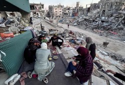 إفطار فوق ركام المنزل.. مائدة الصمود في غزة