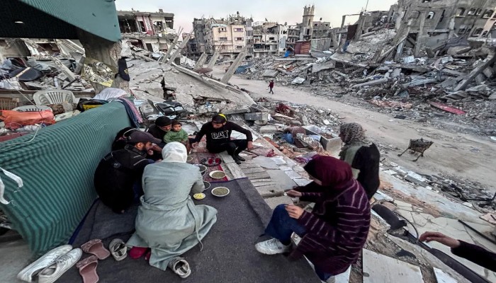 إفطار فوق ركام المنزل.. مائدة الصمود في غزة