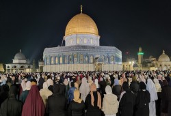 70 ألفًا يؤدون صلاتي العشاء والتراويح في الأقصى