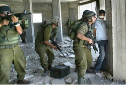 ضابط صهيوني: استخدمنا الفلسطينيين دروعًا بشرية خلال 15 شهرًا