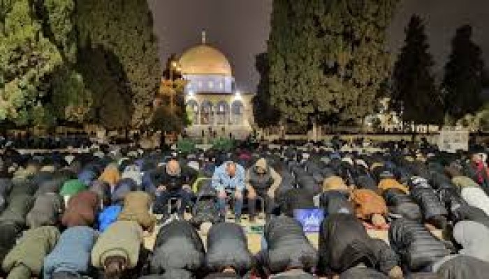 عشرات الآلاف يؤدون صلاتي العشاء والتراويح في المسجد الأقصى
