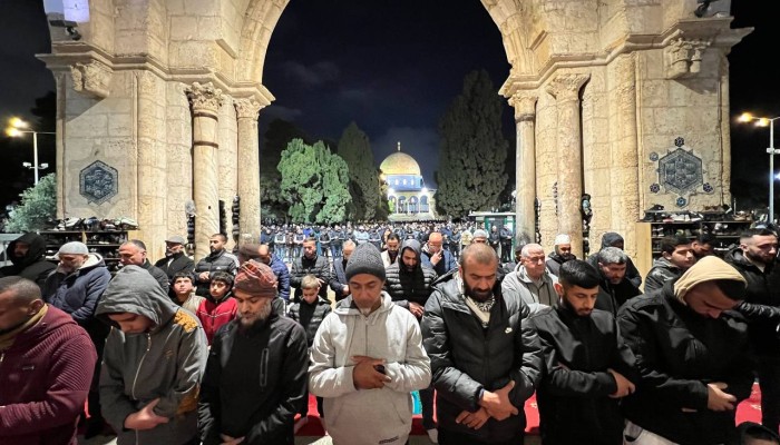 100 ألف يؤدون صلاتي العشاء والتراويح في الأقصى