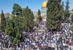 75 ألفا يؤدون صلاة الجمعة الأخيرة من شهر رمضان في الأقصى
