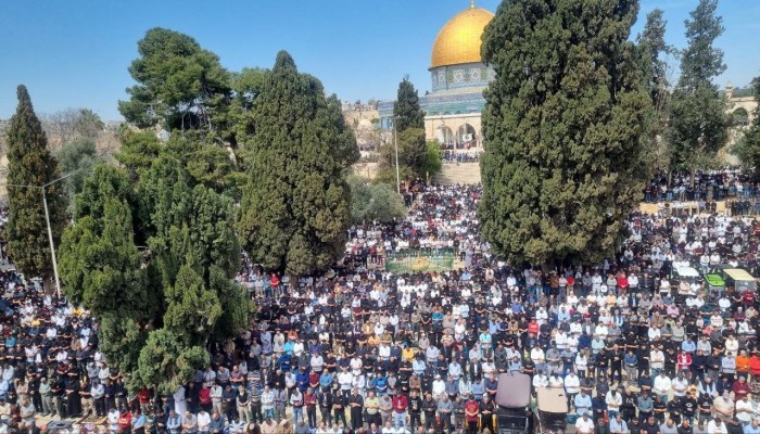 75 ألفا يؤدون صلاة الجمعة الأخيرة من شهر رمضان في الأقصى