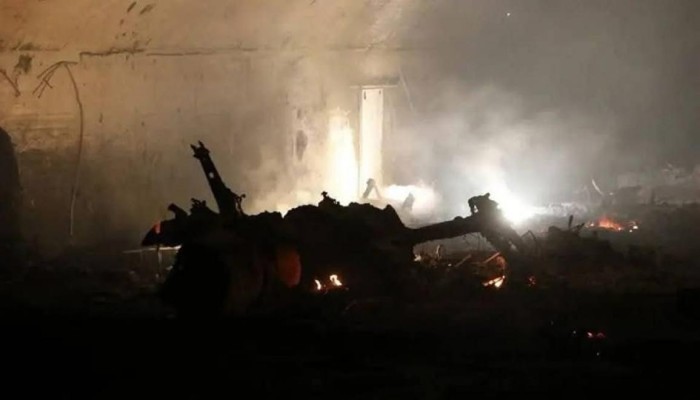 طيران العدو الصهيوني يدمر مطار حماة العسكري