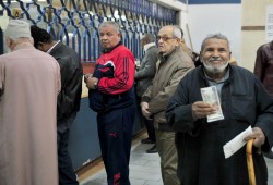 تضاؤل معاشات التقاعد.. عذابات كبار السن في عهد الانقلاب