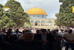 عشرات الآلاف يؤدون صلاة الجمعة في الأقصى برغم تضييقات الاحتلال