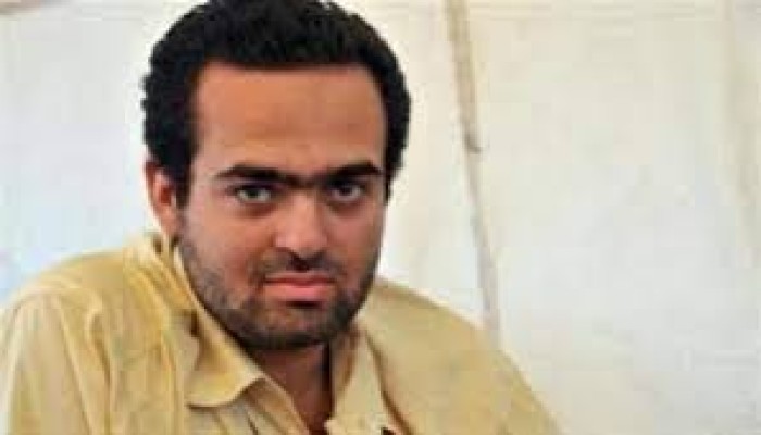 الناشط محمد عادل يُضرب عن الطعام بسجون الانقلاب