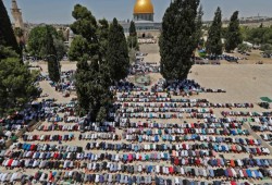 عشرات الآلاف يؤدون صلاة الجمعة في المسجد الأقصى
