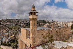 الاحتلال يغلق المسجد الإبراهيمي ويمنع المصلين والحراس من دخوله