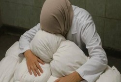 اهتمام واسع بمأساة الطبيبة الفلسطينية آلاء النجار بعد استشهاد 9 من أبنائها