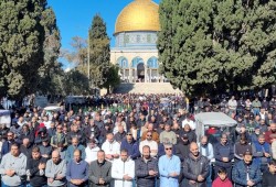 45 ألفا يؤدون صلاة الجمعة في الأقصى