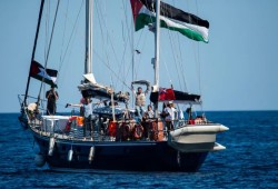 سفينة كسر الحصار عن غزة تواصل طريقها وسط تهديدات الاحتلال