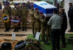جيش الاحتلال يُقر بمقتل جندي وإصابة آخر في غزة