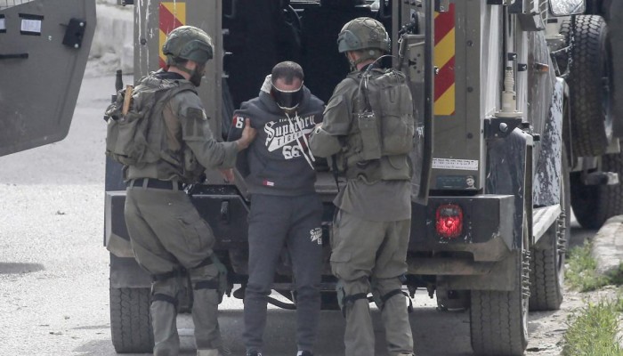 الاحتلال يعتقل 50 فلسطينيا ويواصل إغلاق الضفة لليوم السادس